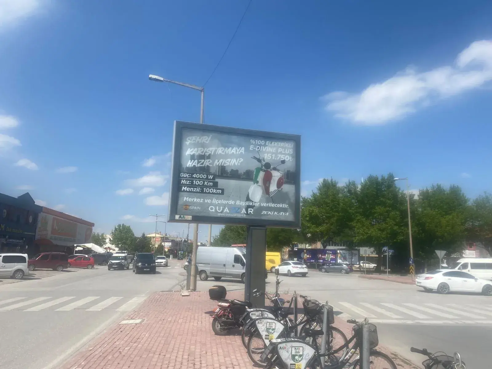 movilidad electrica en turquia cartel publicitario 4 italia calle