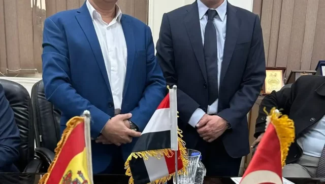 miguel angel ferrero con el ministro de transporte de egipto en la firma del acuerdo