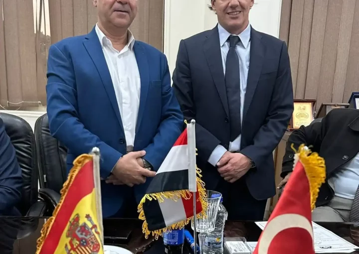 ميغيل أنخيل فيريرو مع وزير النقل المصري عند توقيع الاتفاقية