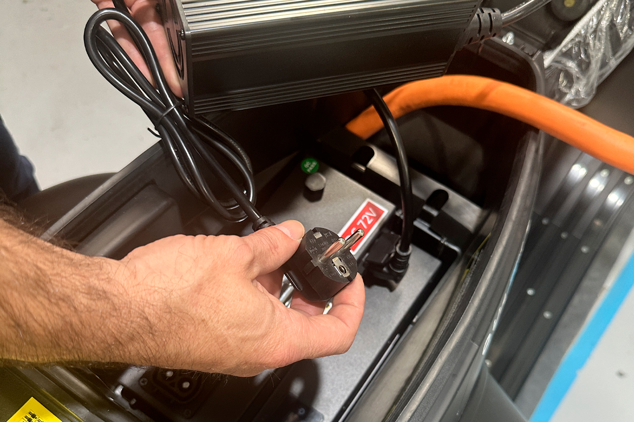 bateria dentro de una moto electrica quazzar para ser encendida