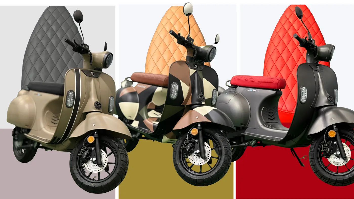 tres motos eléctricas personalizadas Quazzar con asientos premium en colores negro, camel y rojo sobre fondo de colores