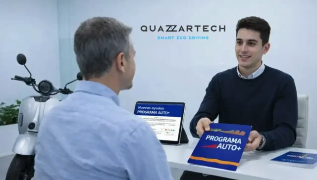 un empleado comercial de Quazzartech le muestra a un cliente el Plan Auto+ con las ayudas y descuentos en la compra de motos electricas
