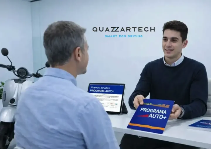 un empleado comercial de Quazzartech le muestra a un cliente el Plan Auto+ con las ayudas y descuentos en la compra de motos electricas