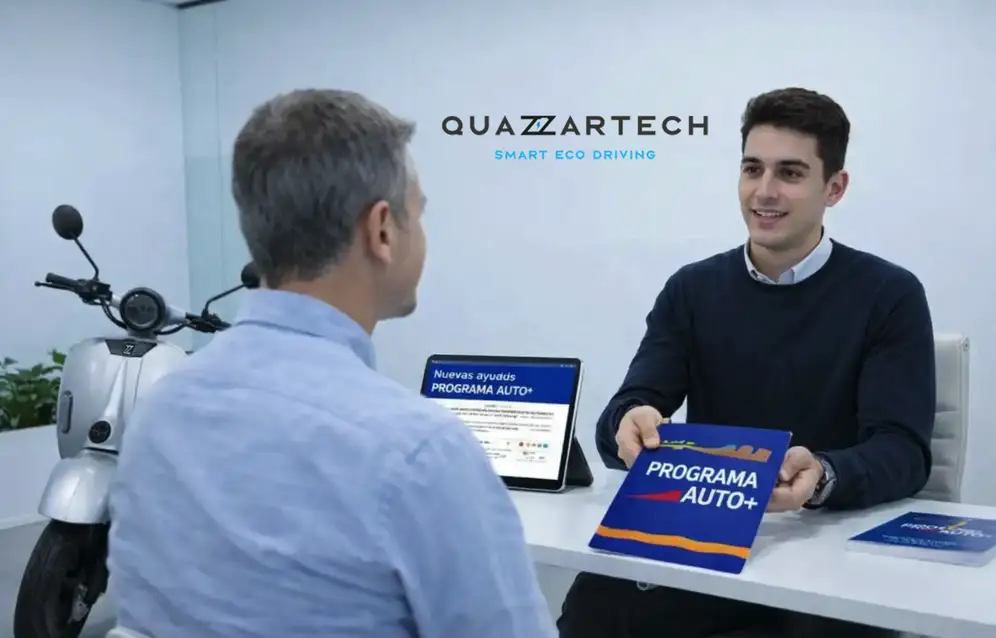 un empleado comercial de Quazzartech le muestra a un cliente el Plan Auto+ con las ayudas y descuentos en la compra de motos electricas