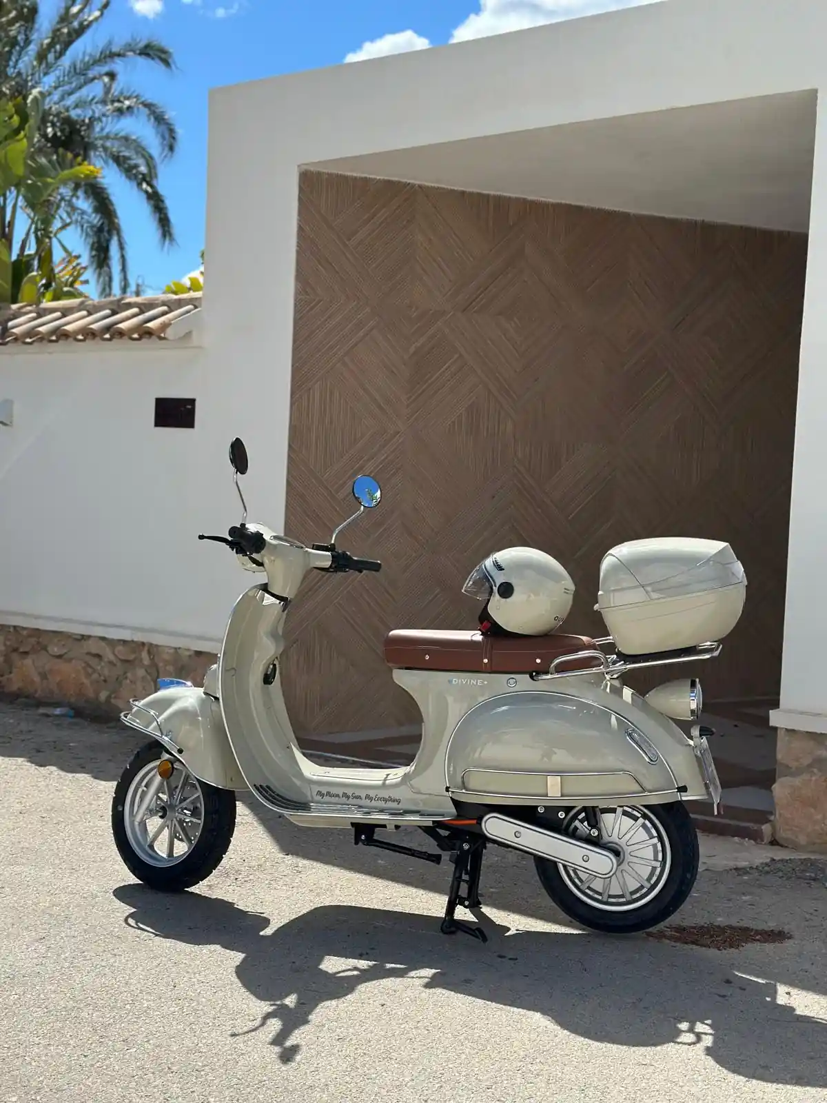 moto electrica vintage personalizada según petición de un cliente para un regalo a su esposa al estilo retro